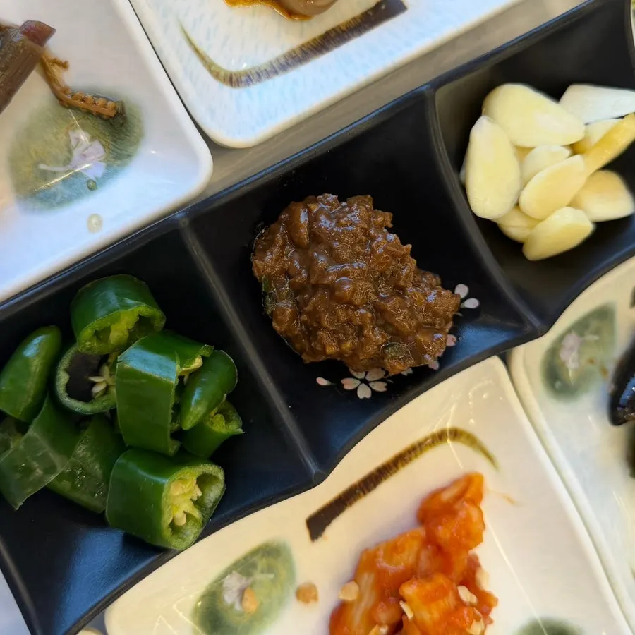 Lettuce wraps with garlic and ssamjang