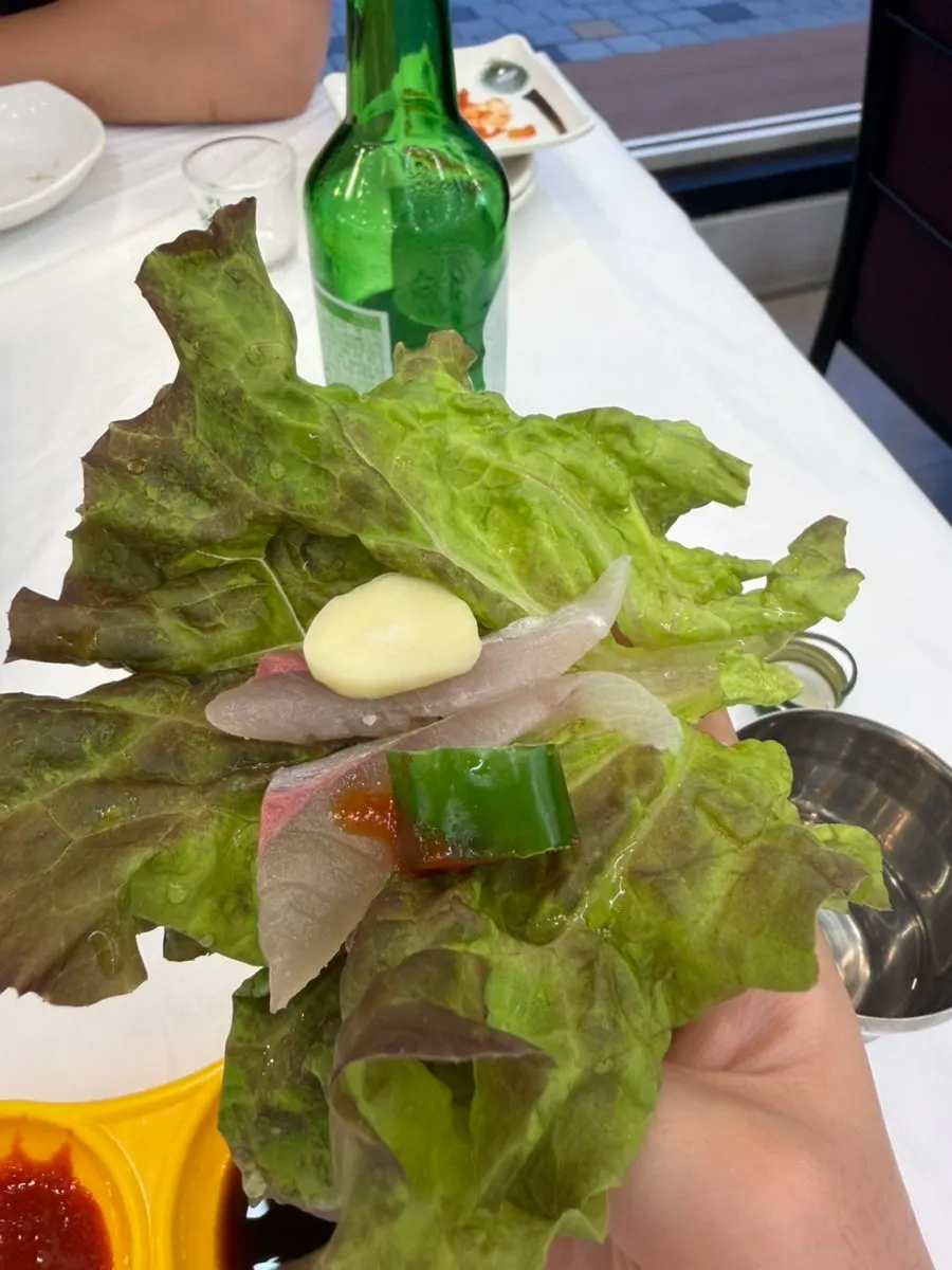 Wrapping sashimi in lettuce to eat