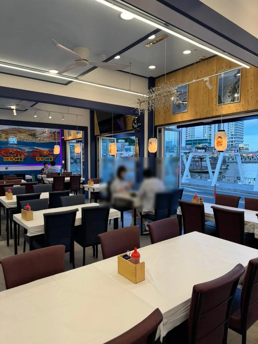 Interior of Hanggu Hwareo with spacious table arrangement