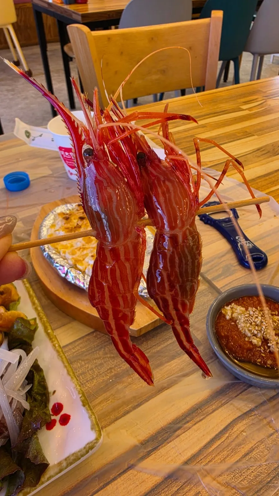수조에서 바로 나온 살아있는 새우 접시