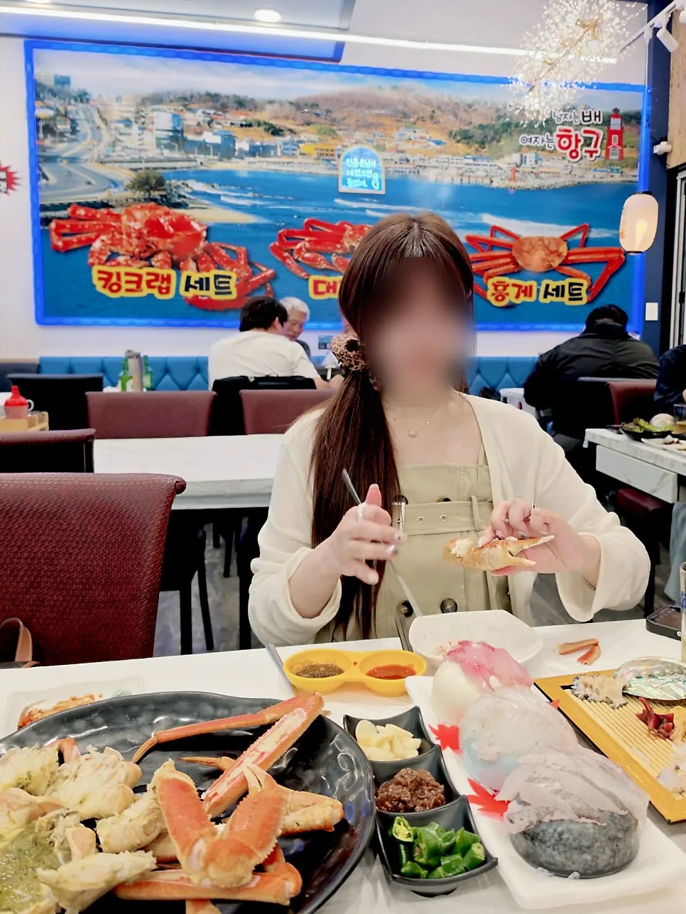 먹기 좋게 잘라 나온 대게 다리살