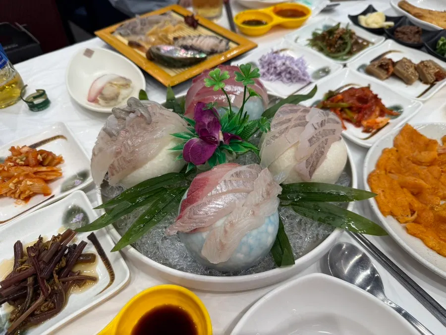 Plate of the 3-person mixed sashimi set: amberjack, rockfish, flounder