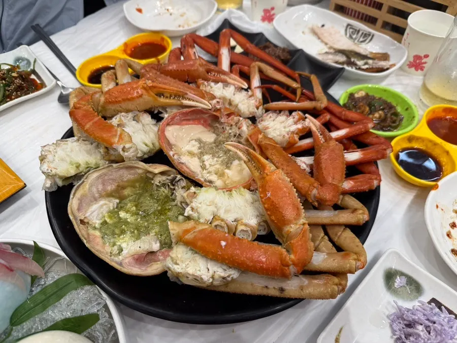 Plate of pre-cleaned snow crab and red crab