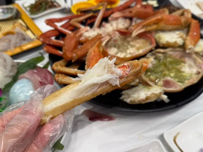 Snow crab leg meat sliding out whole