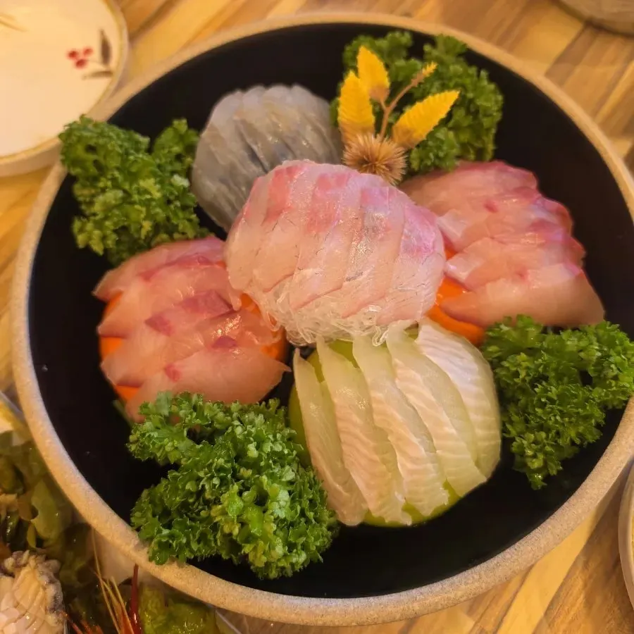 두툼하게 썰린 모둠회