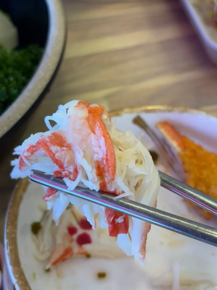 발라 놓은 대게 살 접시