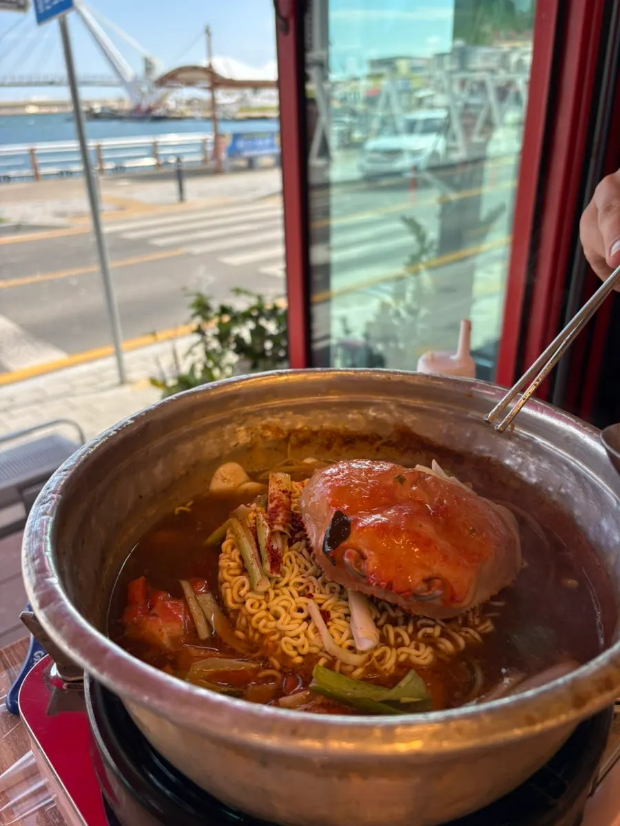 다진 마늘 올린 홍게라면