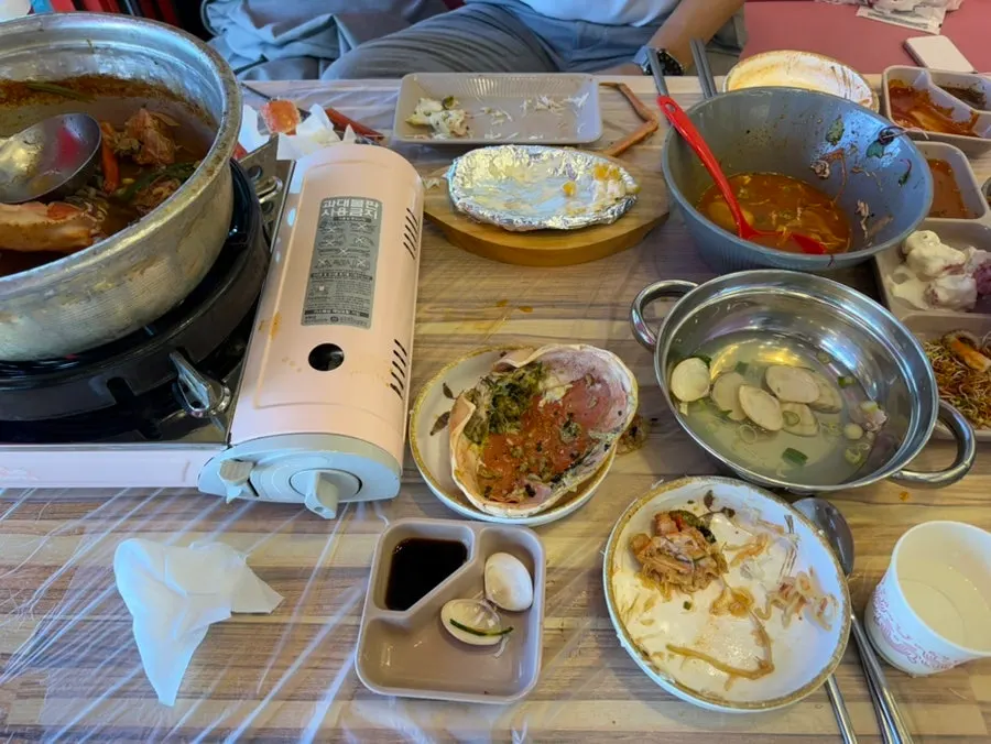 남김없이 비운 대게 세트 상차림