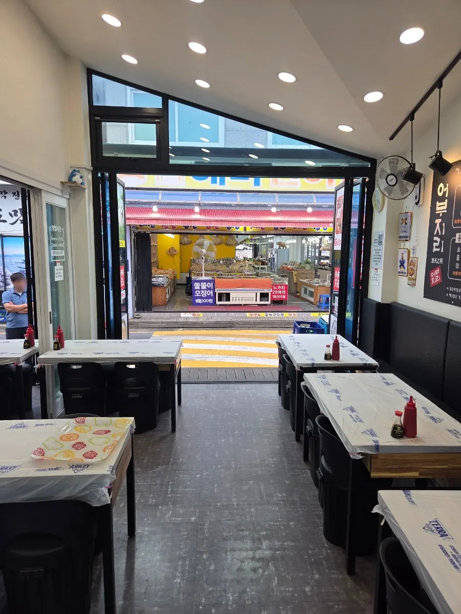 Open interior of Eobujiri with floor-to-ceiling windows