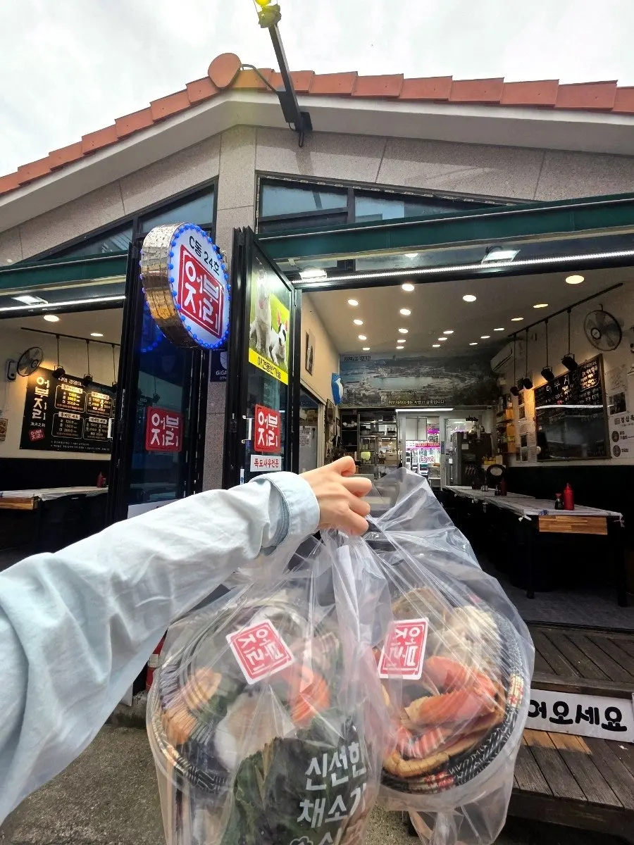 Heavy bag with the packed Eobujiri snow crab and sashimi set