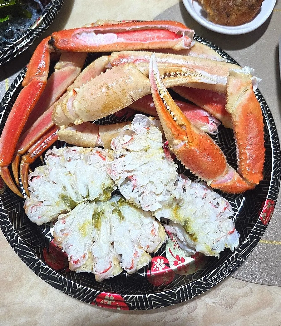 Spread of red steamed snow crab from Eobujiri
