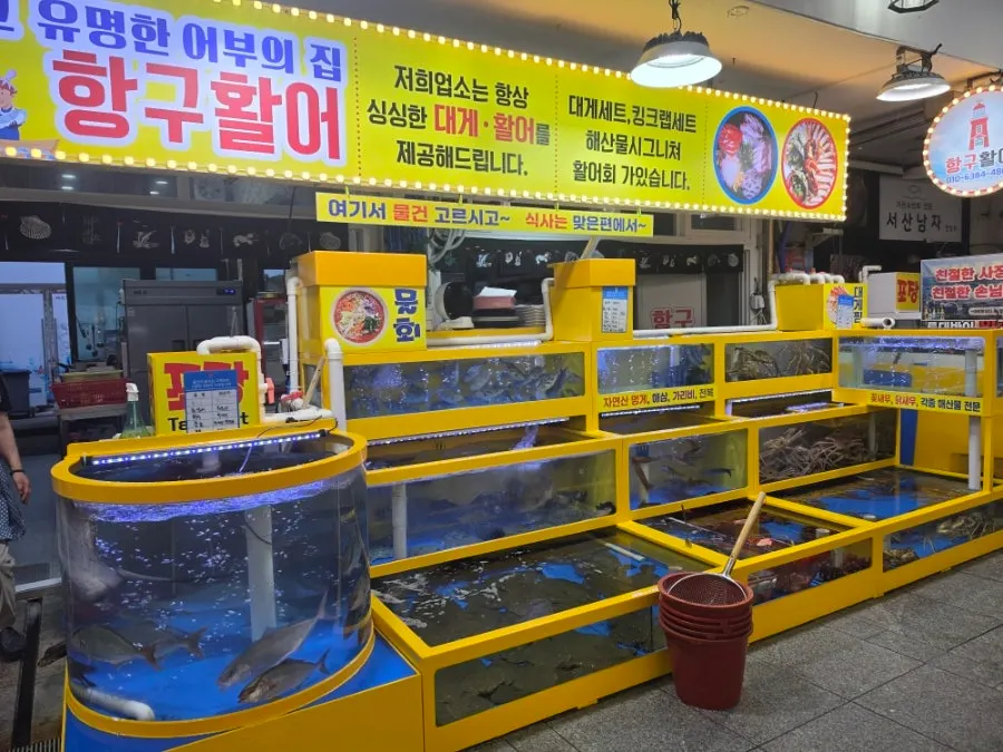 ถนนที่เรียงรายด้วยร้านซีฟู้ดในแดโพฮัง