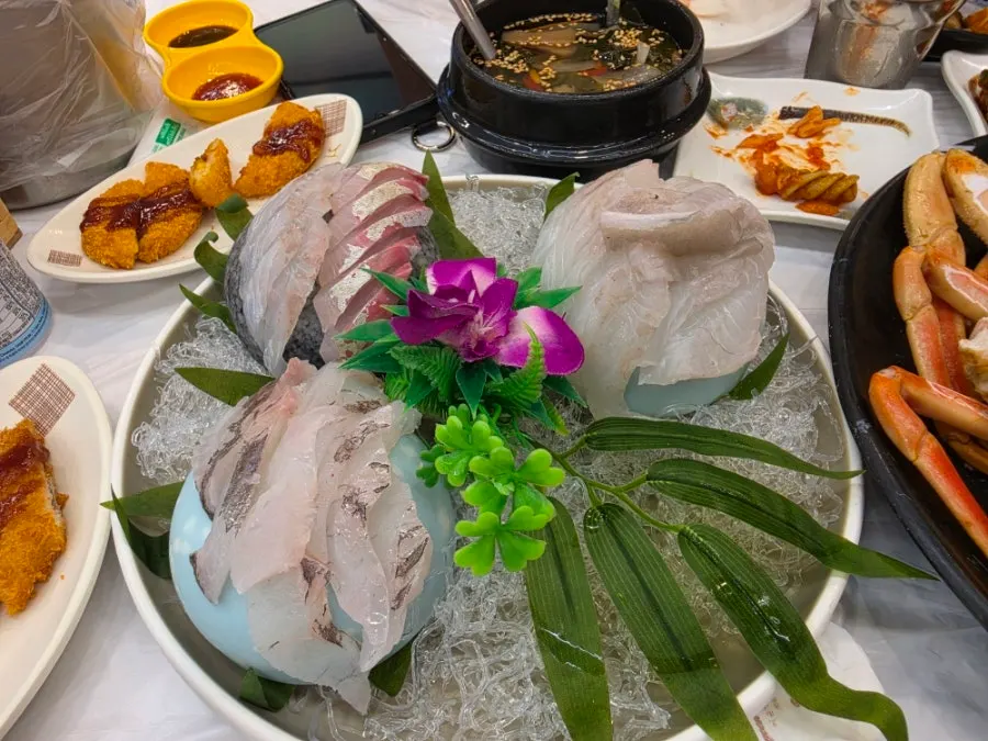 ซาซิมิปลาเนื้อขาว ครีบปลาลิ้นหมาและปลากระบอก