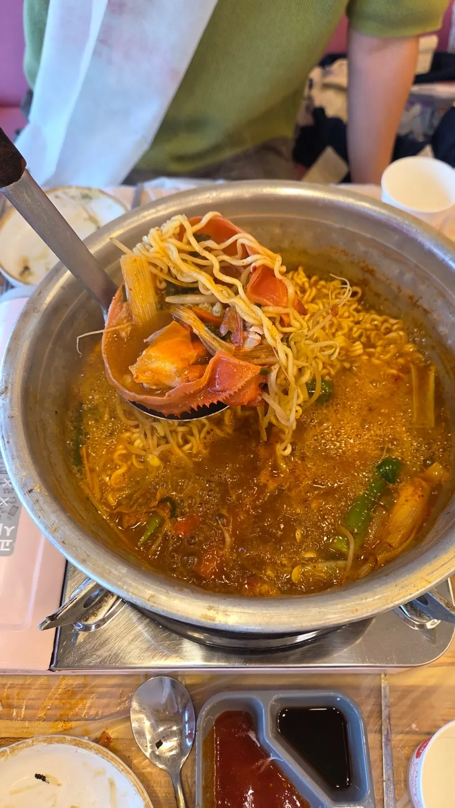 서비스로 나온 홍게라면
