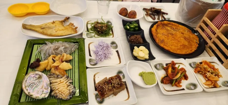Kimchi pancake and mulhoe served first as side dishes