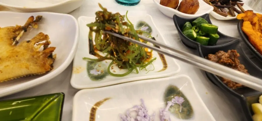 Angel hair jelly noodle salad and seaweed salad