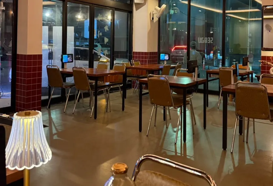 View of Seo Jubang's spacious main hall seating
