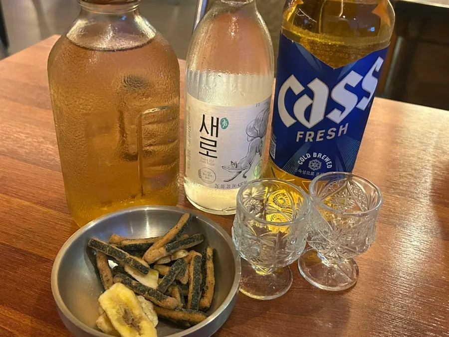 Complimentary gim-bugak and banana chips