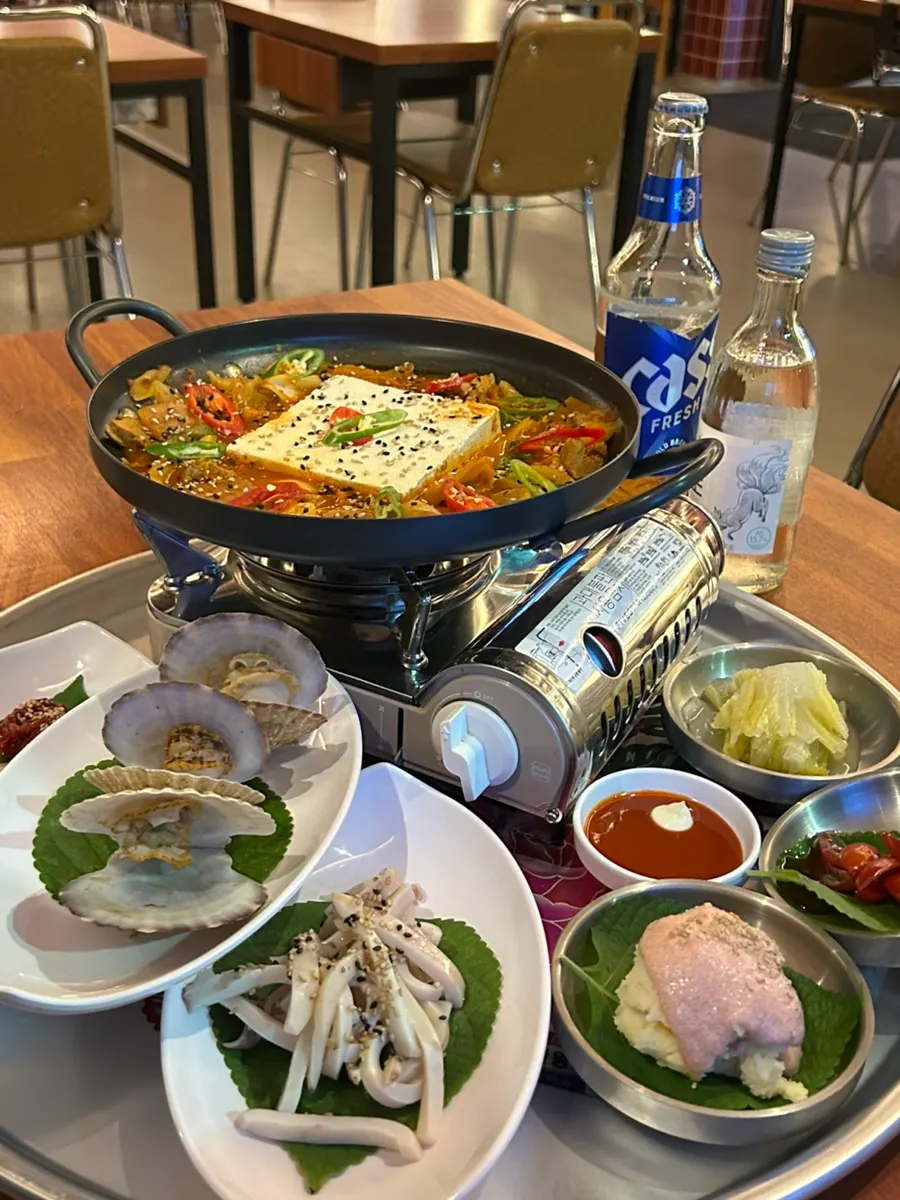 Vertical shot of Seo Jubang's generous juanssang set