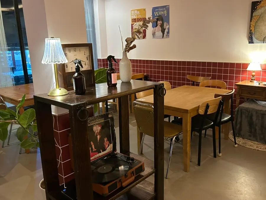 Group table space in Seo Jubang's inner hall