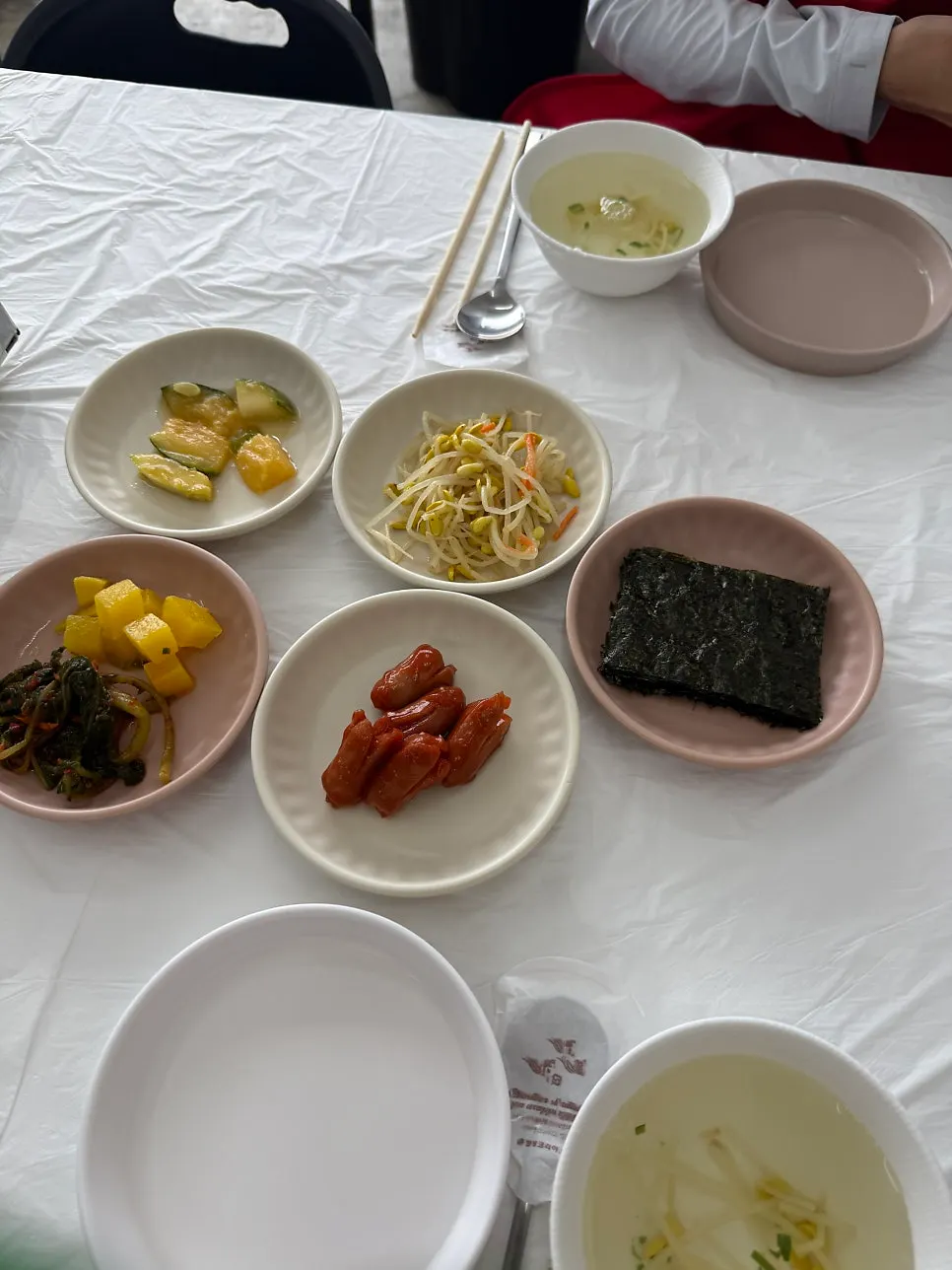 콩나물무침과 김 등 등대곳간 기본 반찬 상차림