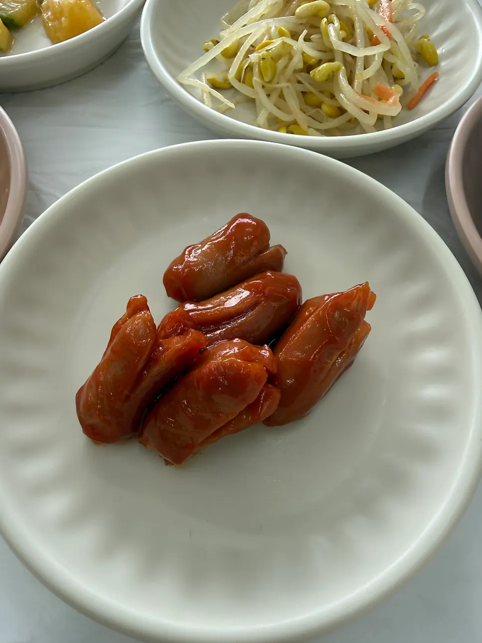 맑은 국이 함께 나온 기본 반찬 세팅