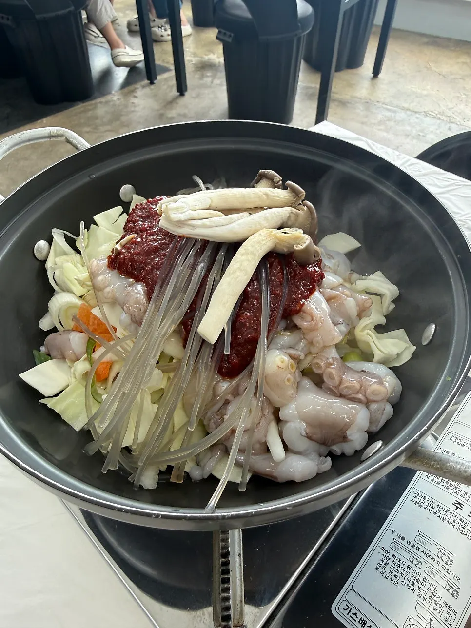채소와 당면 위에 생낙지가 올라간 짜글낙지 초벌 상태