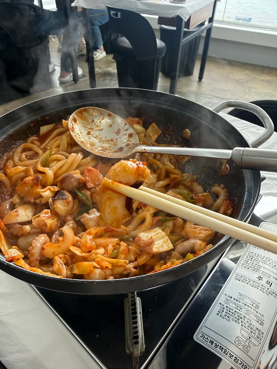 익힌 짜글낙지 한 점을 집어 올린 모습