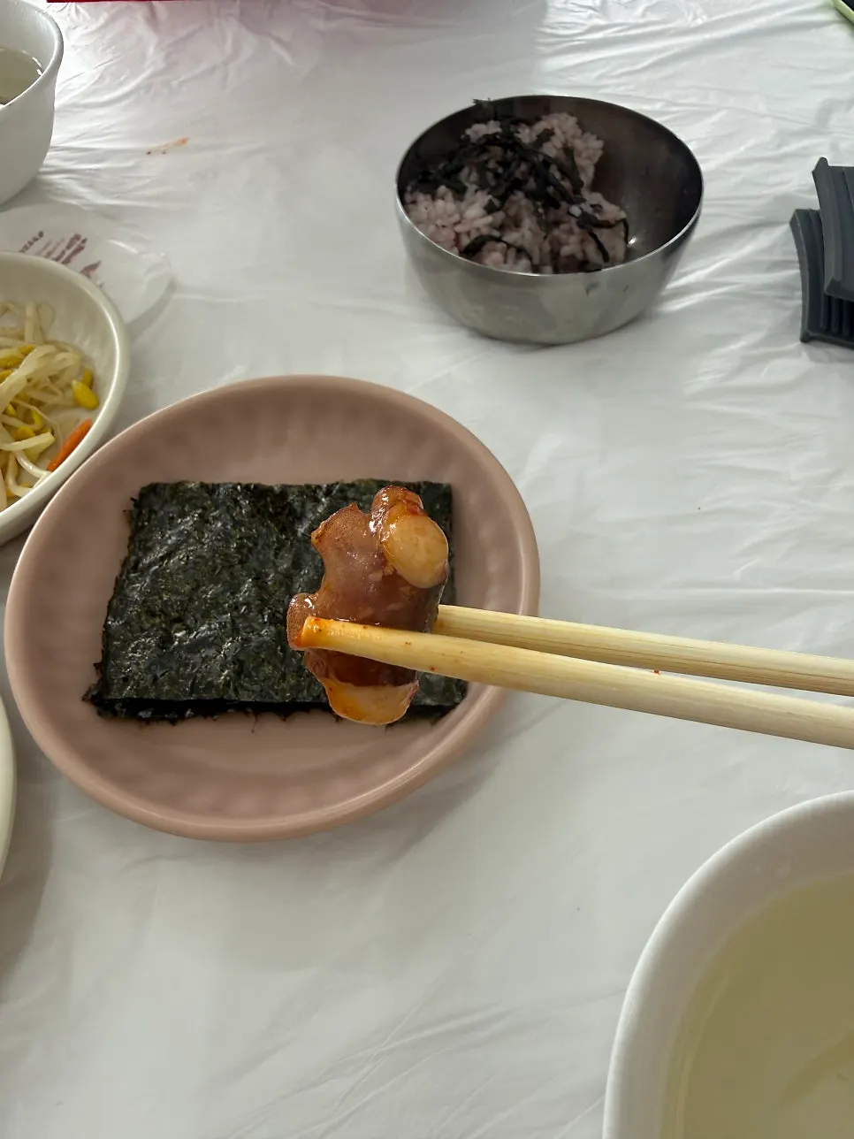 매콤한 양념이 배인 통통한 낙지 클로즈업