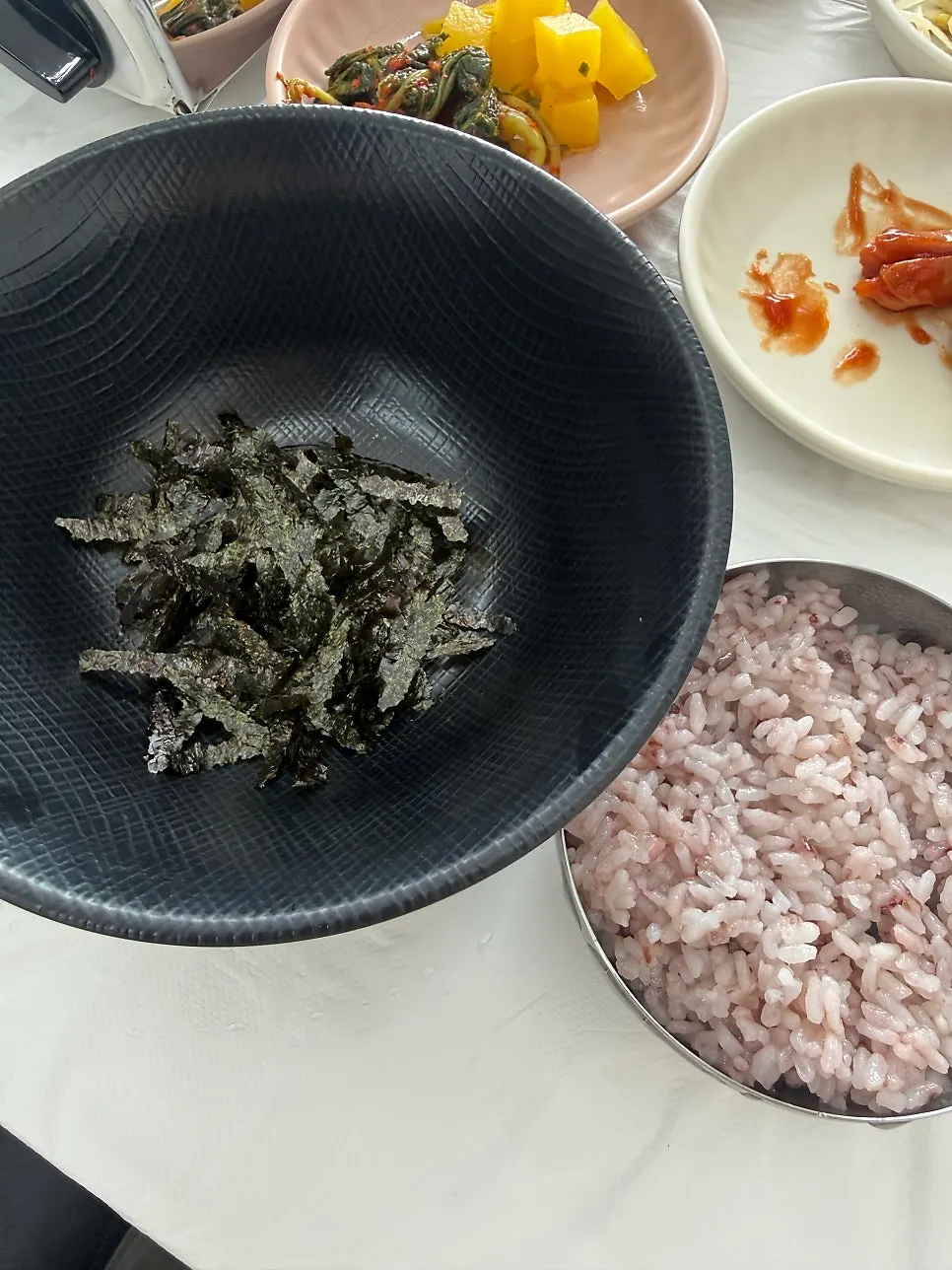 남은 양념에 밥과 김가루를 넣어 볶는 볶음밥