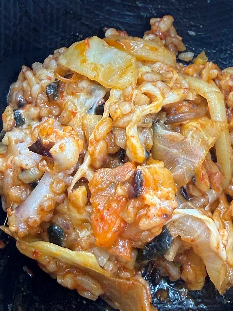 치즈를 가득 추가해 완성한 짜글낙지 볶음밥