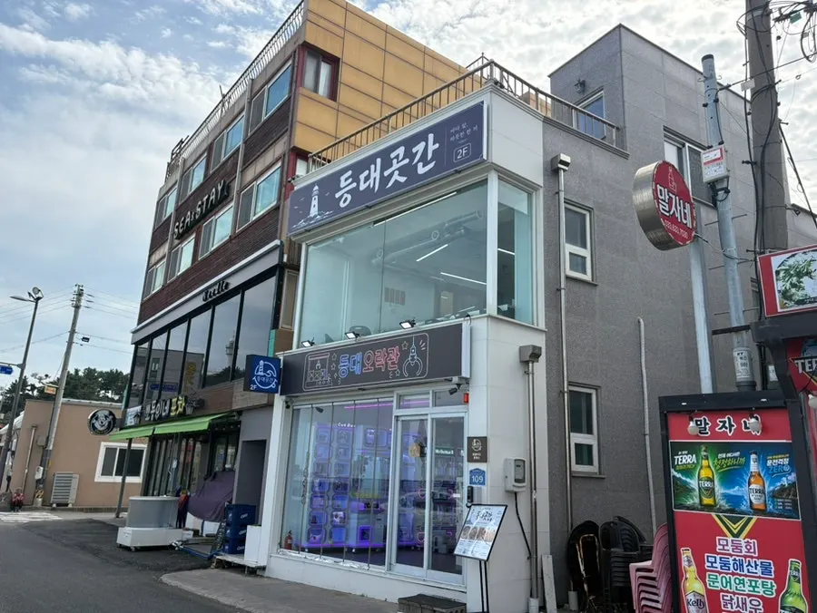 영랑해안길 등대곳간 매장 외관
