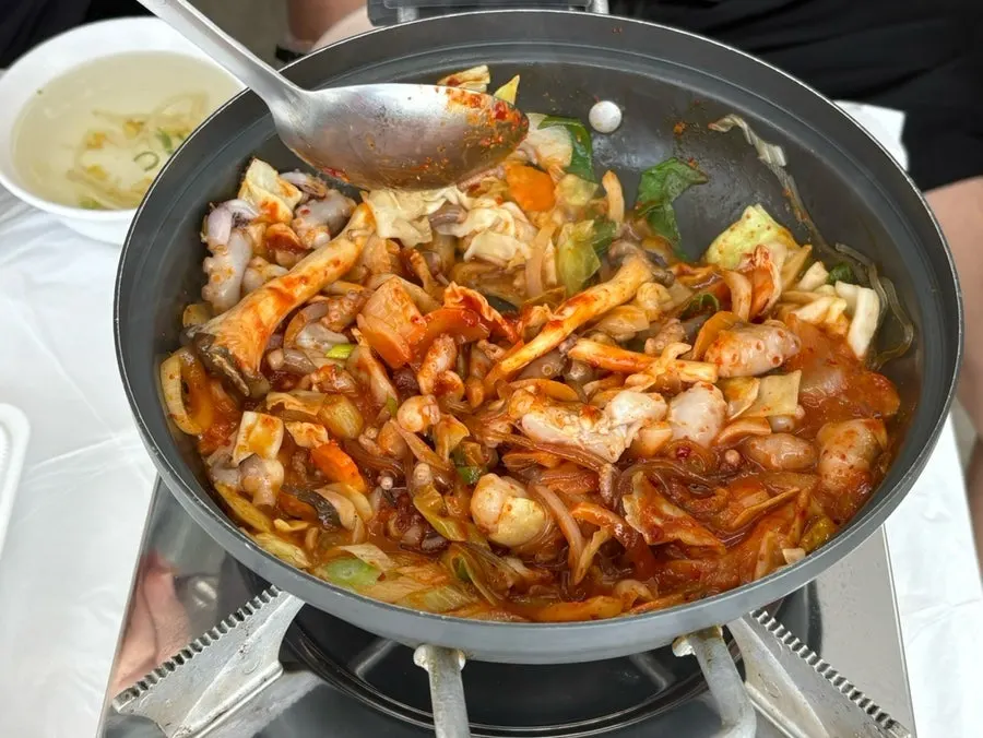국자로 섞은 짜글낙지 양념
