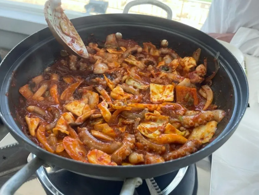 붉은 양념의 짜글낙지 클로즈업