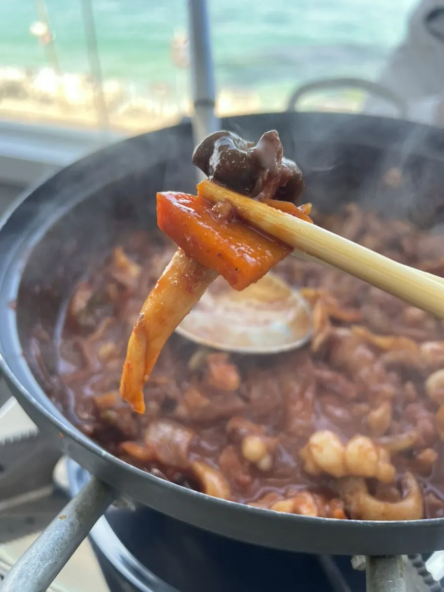 밥에 짜글낙지 양념을 비빈 모습
