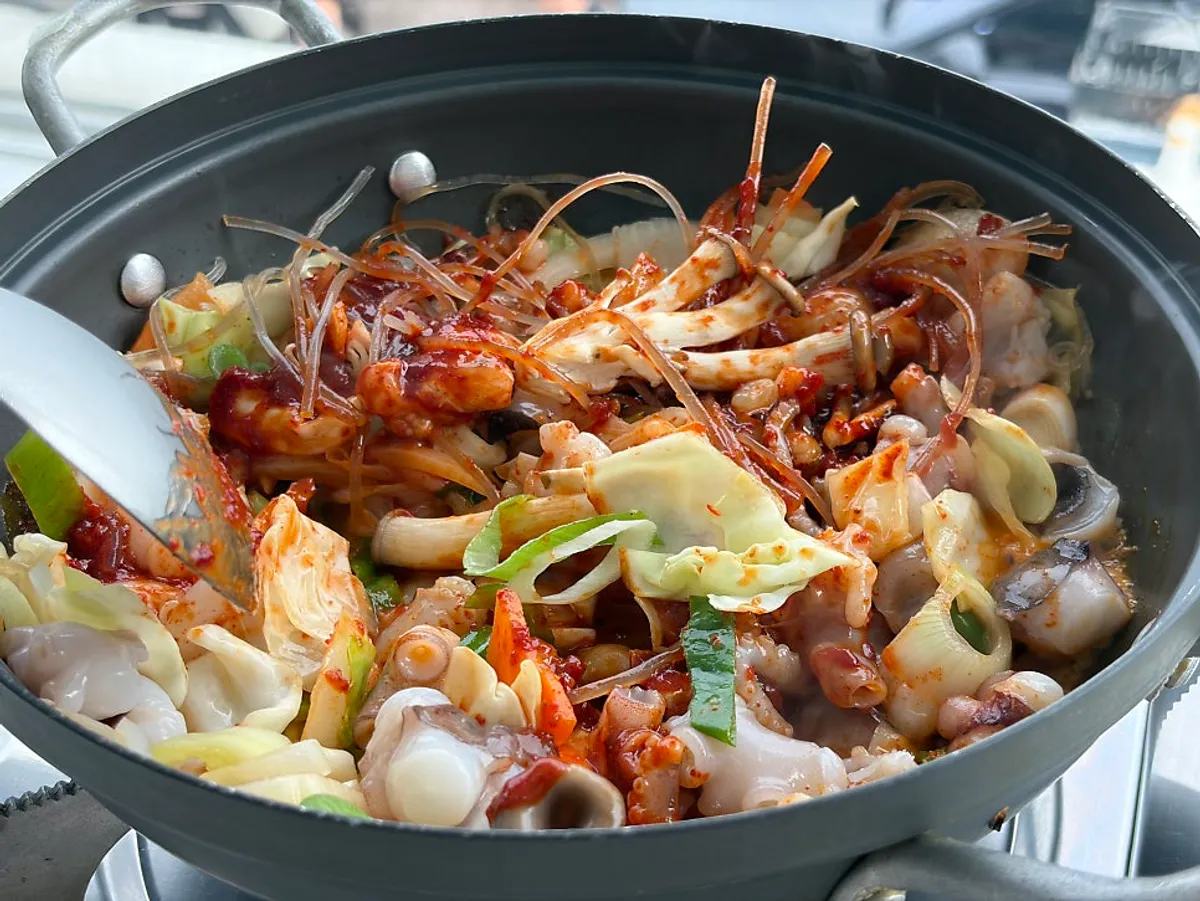 밥에 올린 짜글낙지 한 숟갈