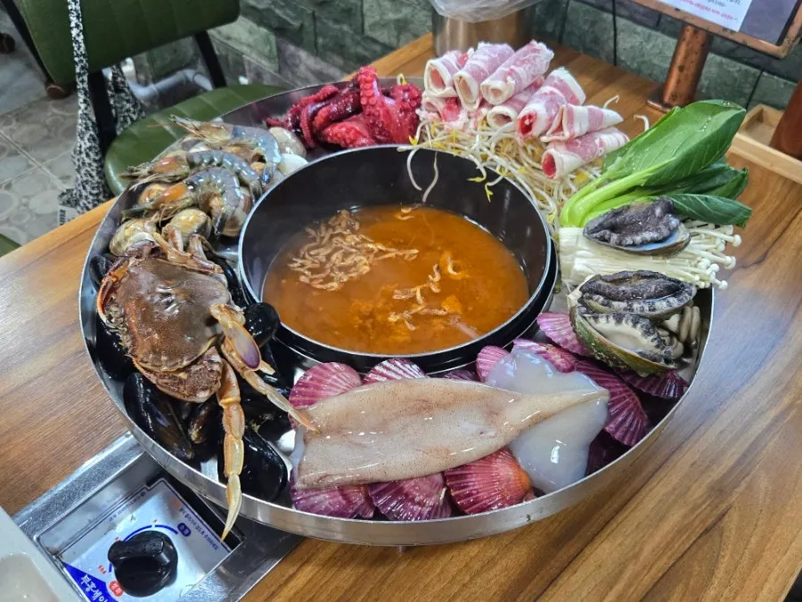 Seafood flower platter hot pot starting to boil