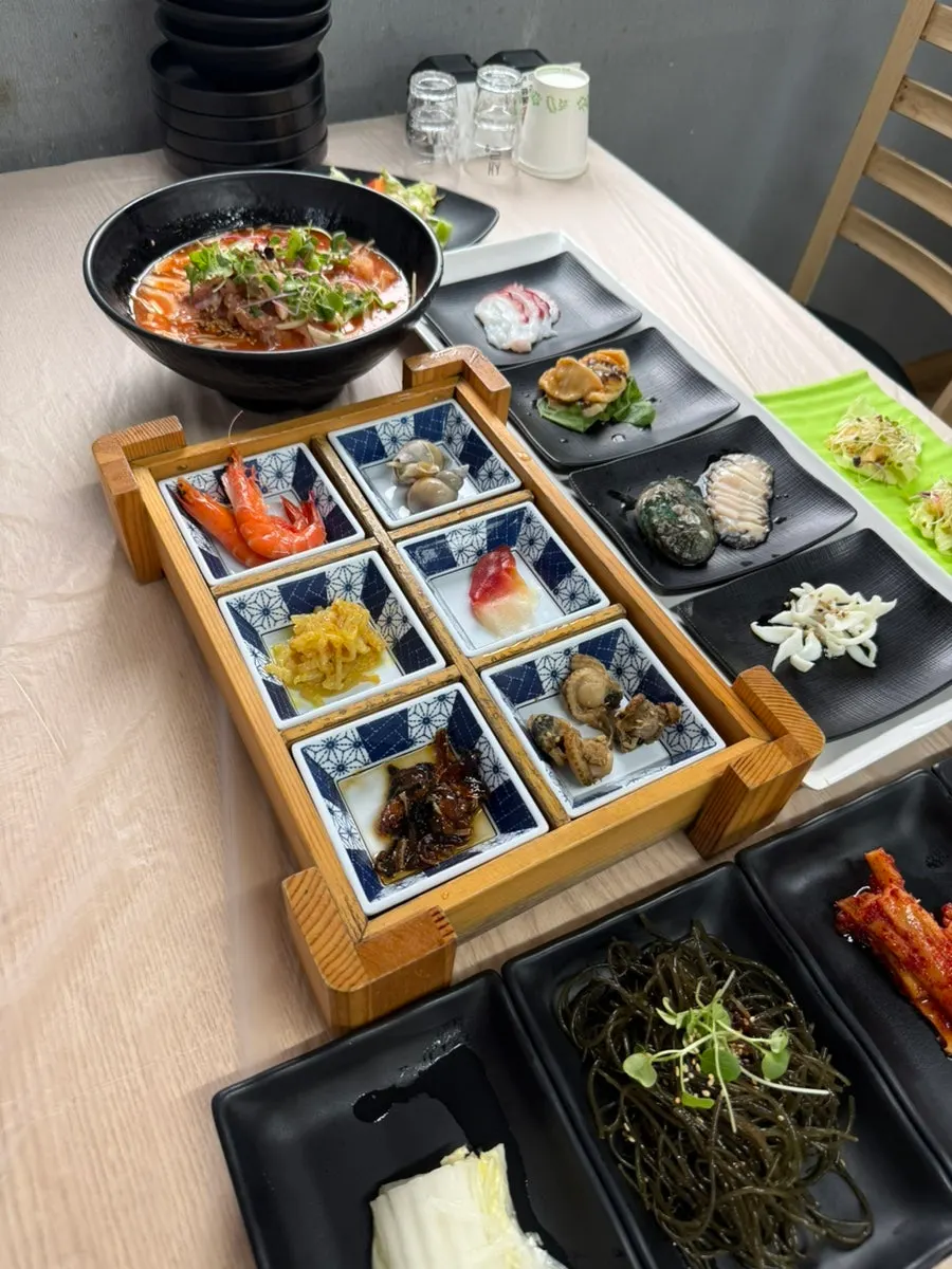 한상 가득 차려진 스끼다시