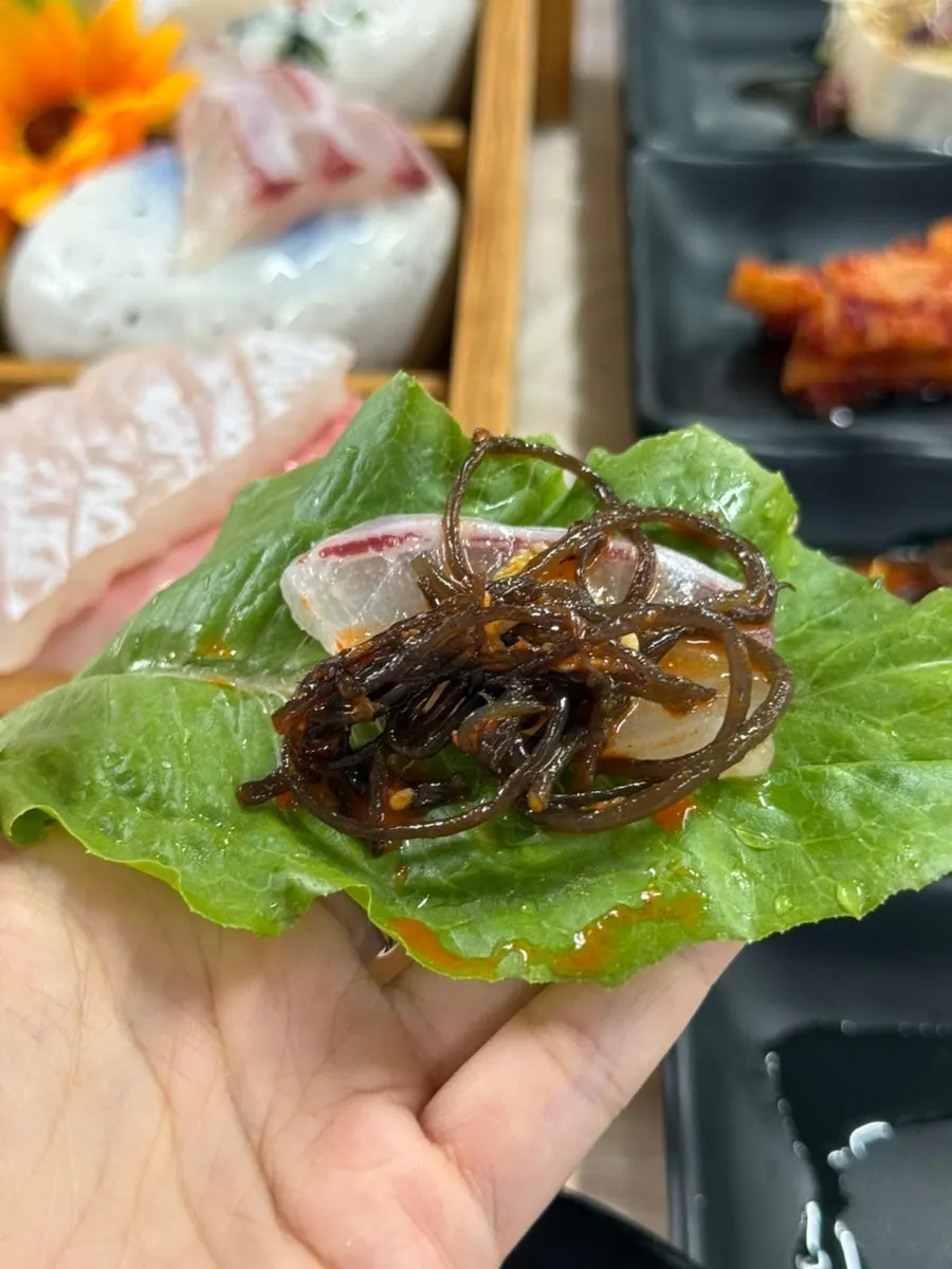 접시에 수북하게 담긴 모둠회