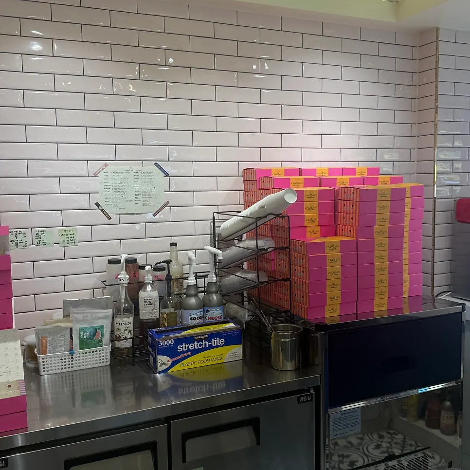 Pâtissier packing tarts in the open kitchen