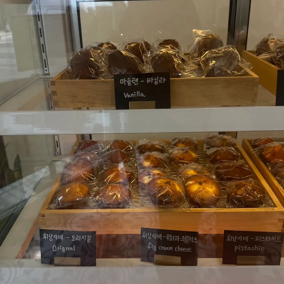 Glass showcase filled with baked snacks