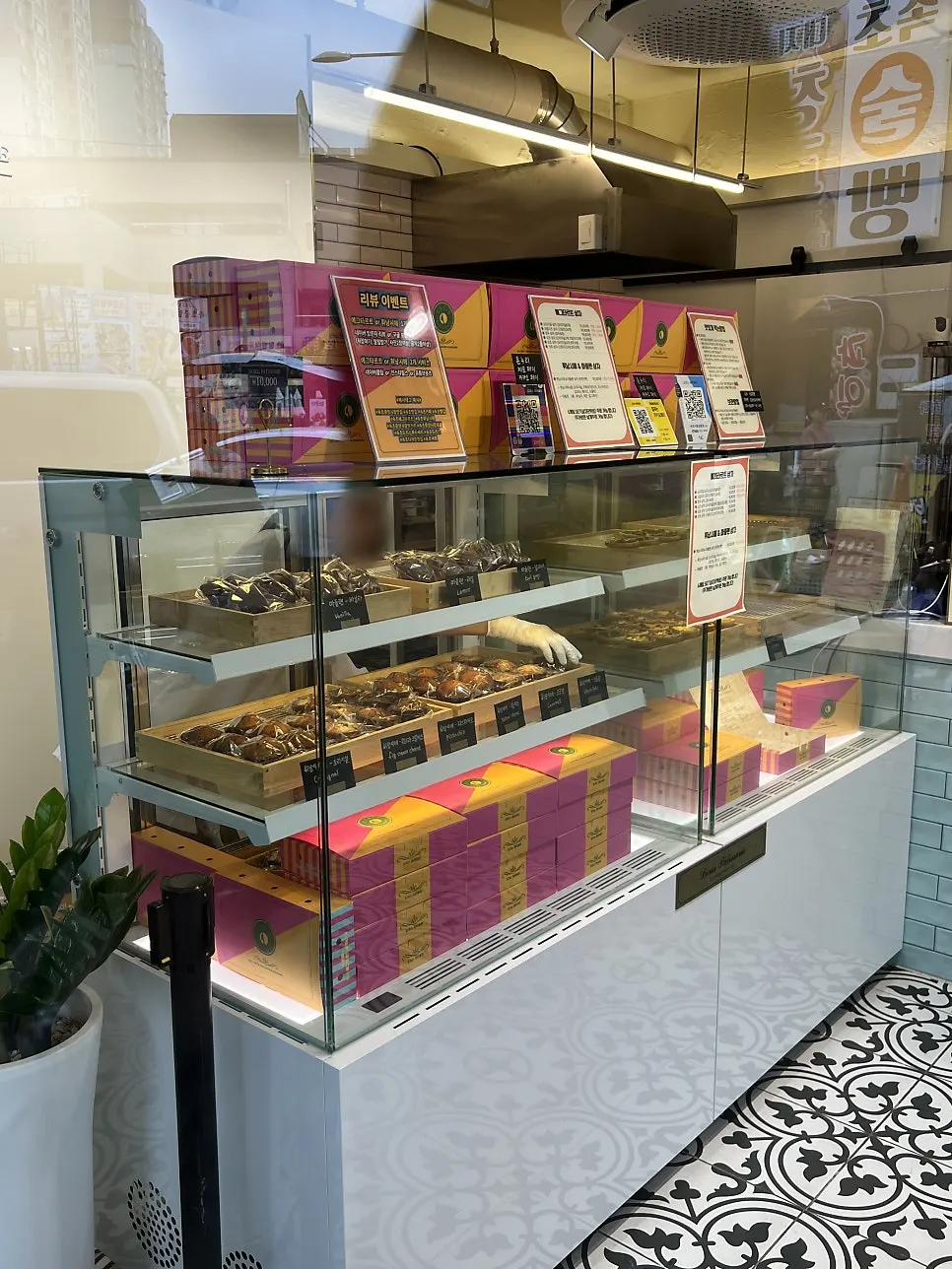 Exterior of Doris Patisserie on Jungang-ro 147beon-gil in Sokcho