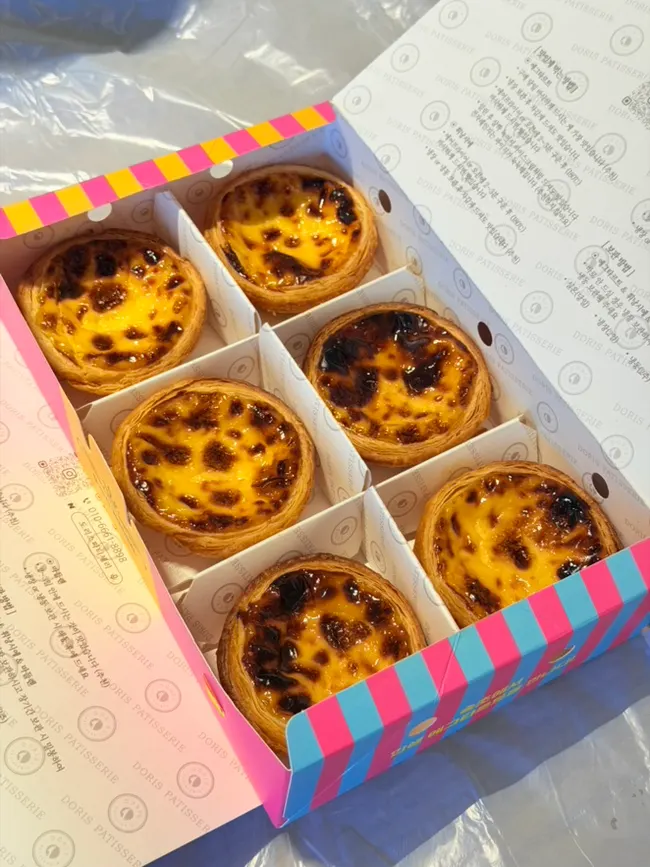 포장 상자에 담긴 에그타르트