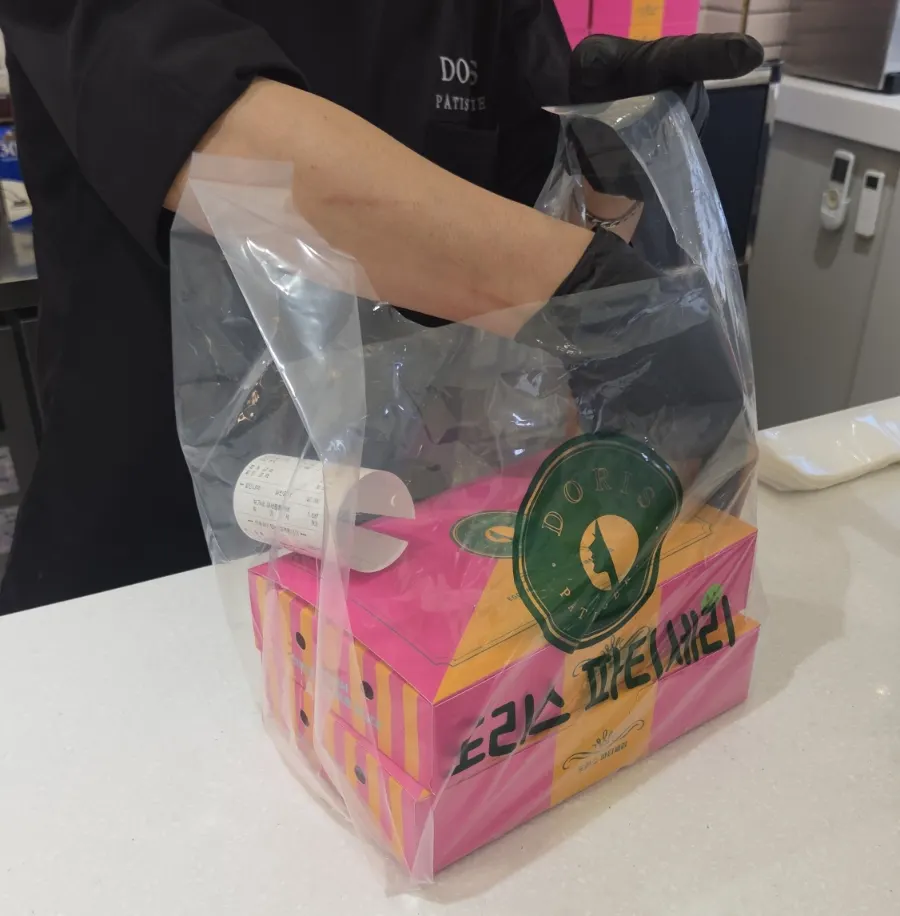 예약번호 확인 후 상자에 담아 포장해주는 모습