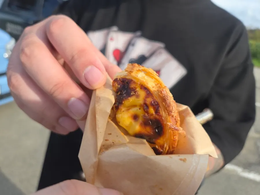 차 안에서 꺼내 맛본 에그타르트