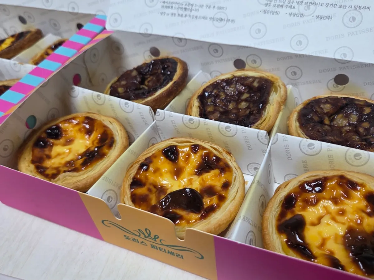 크림치즈맛과 호두맛을 섞어 담은 에그타르트 상자
