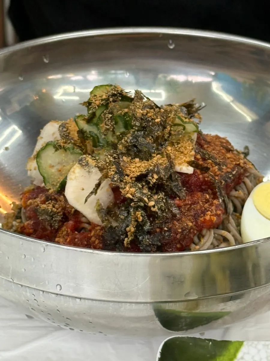 거의 비운 들메막 한 그릇