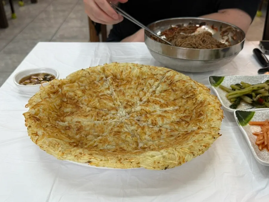새콤매콤한 양념 메밀막국수