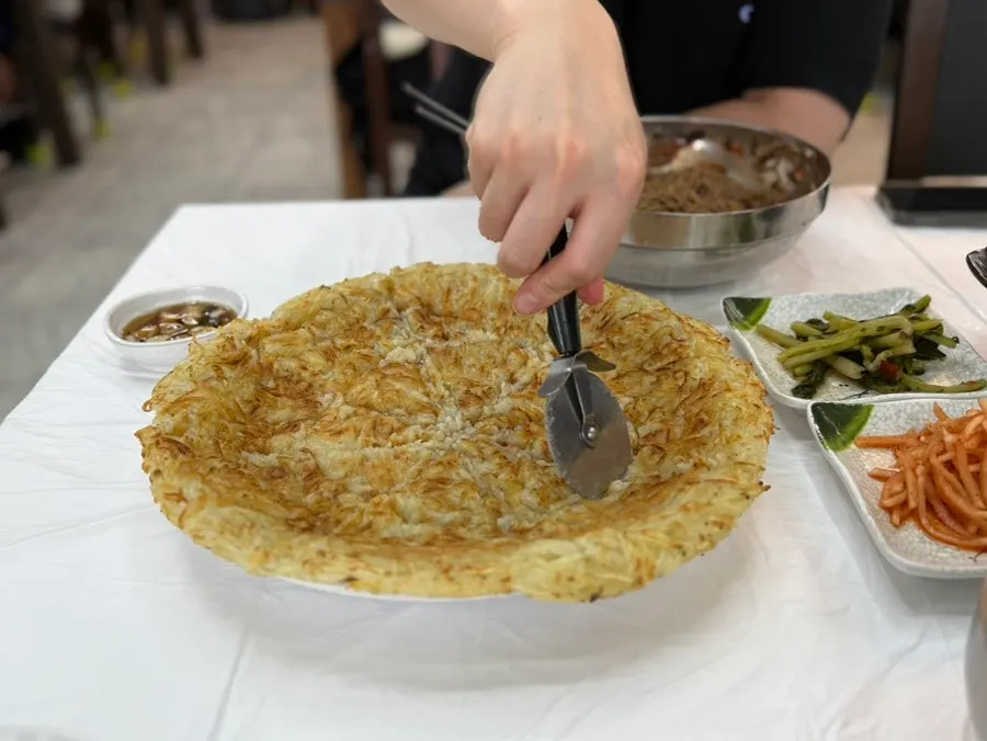 나눠 먹기 좋은 푸짐한 감자전