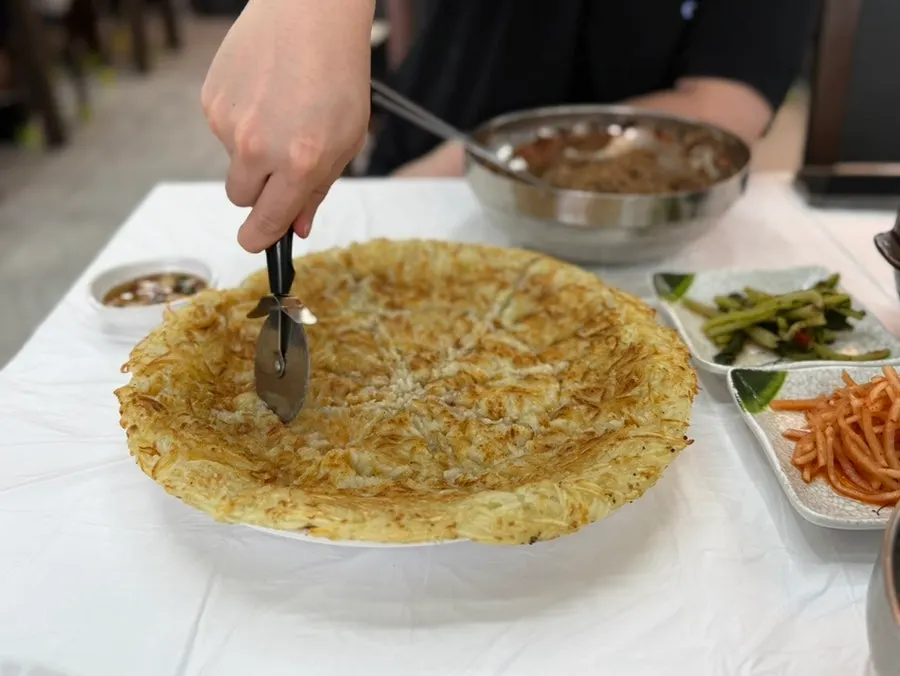 겉바속촉으로 먹은 감자전